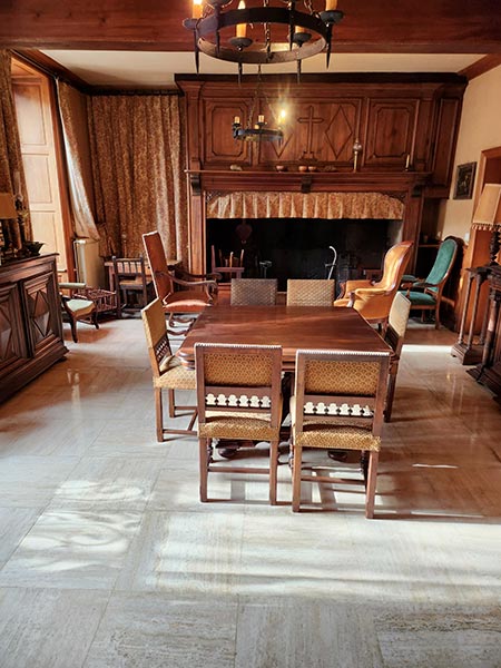 Salle à manger débarrassée et nettoyée après intervention dans un logement Diogène