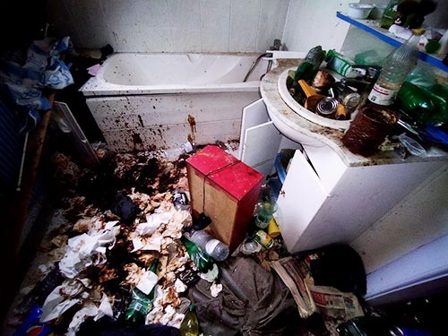 Salle de bain très souillée nécessitant un nettoyage approfondi et une désinfection après syndrome de Diogène