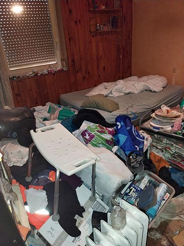 Chambre très encombrée d'affaires personnelles et de mobilier avant nettoyage et débarras Diogène