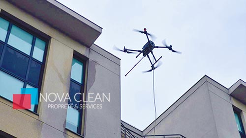 photo du drone nettoyant une façade