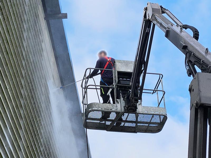 photo du nettoyeur en hauteur de bardage de centre commercial