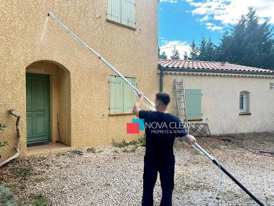 nettoyage en cours d'une façade par le technicien Nova Clean