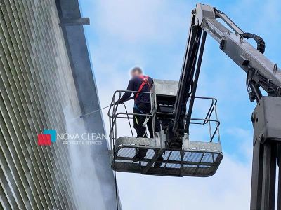 Technicien Nova Clean en train de nettoyer le bardage